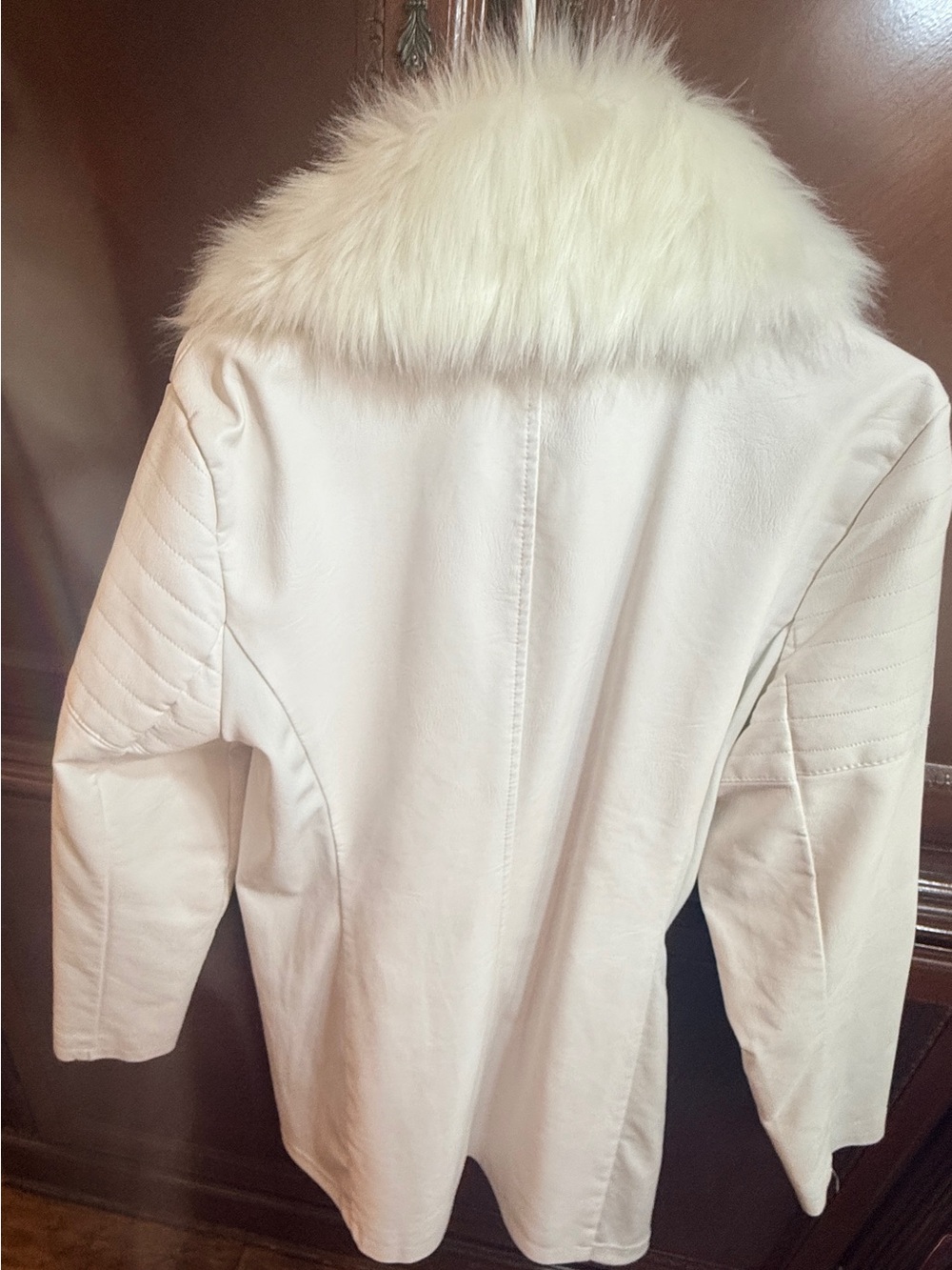 Baccini White Faux
Leather coat w/faux fur
removable collar moto style
EUC Lg - Picture 5 of 12